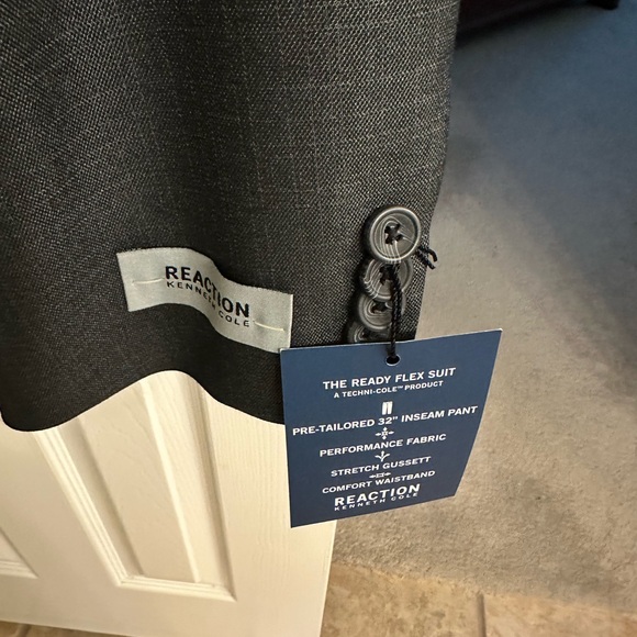 Kenneth Cole Reaction Suit-New With Tags 40 Short - Picture 3 of 5